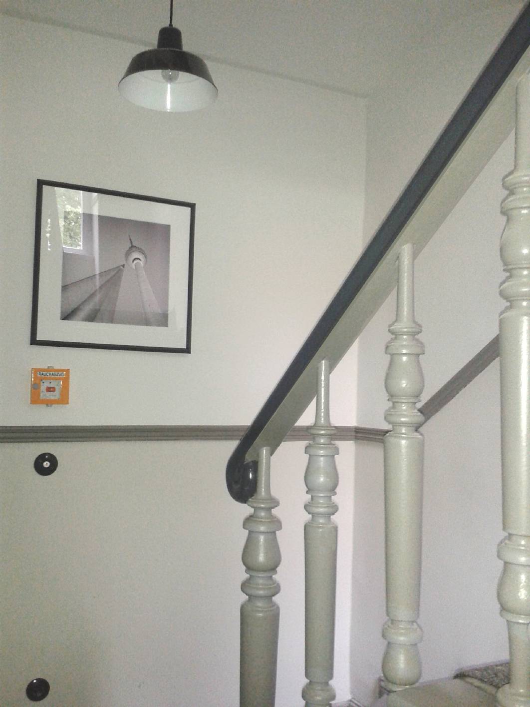 Anhand des Notschalters kann man gut sehen, dass das Treppenhaus bewusst in Grautönen gelten wurde. Das Treppenhaus befindet sich in Berlin. Hauptsächlich haben wir im Treppenhaus die Malerarbeiten ausgeführt,